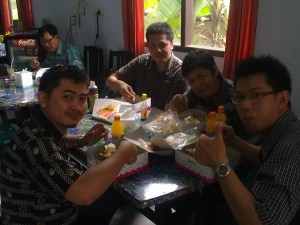 Makan siang Mahasiswa Angkatan 2